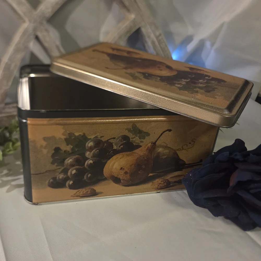 Vintage Decor Tin – Because Plastic Containers Are Boring
